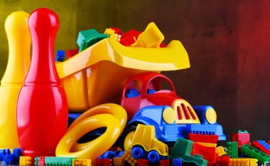 Renkli plastik çocuk oyuncaklarıyla kompozisyon.