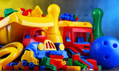 Renkli plastik çocuk oyuncaklarıyla kompozisyon.