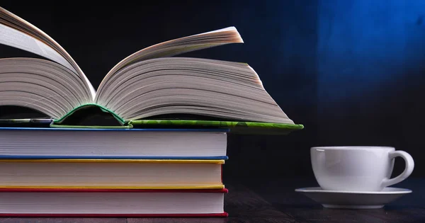 Komposition Mit Büchern Und Einer Tasse Kaffee Auf Dem Tisch — Stockfoto