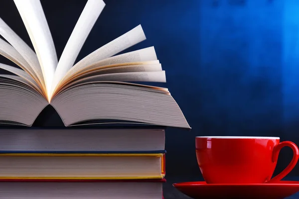 Masanın Üzerinde Kitaplar Bir Fincan Kahve Olan Kompozisyon — Stok fotoğraf