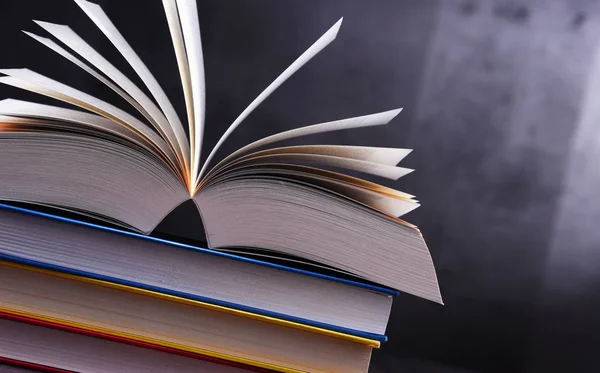 Komposition Mit Offenem Buch Auf Dem Tisch — Stockfoto