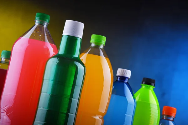 Bouteilles Plastique Boissons Gazeuses Assorties Dans Une Variété Couleurs — Photo