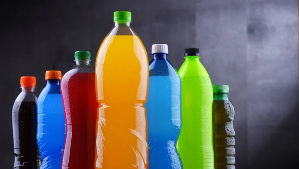 Plastic Flessen Van Diverse Koolzuurhoudende Frisdranken Verschillende Kleuren — Stockfoto