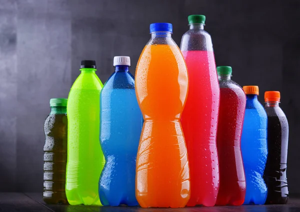 Bouteilles Plastique Boissons Gazeuses Assorties Dans Une Variété Couleurs — Photo