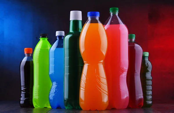 Plastic Flessen Van Diverse Koolzuurhoudende Frisdranken Verschillende Kleuren — Stockfoto