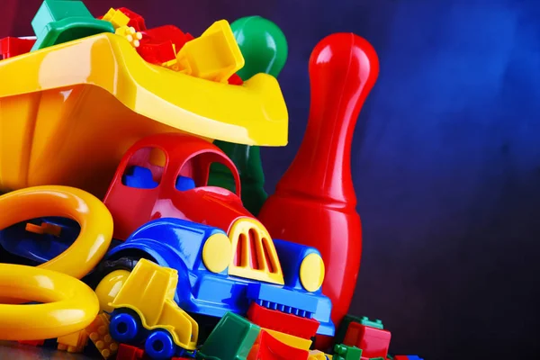 Renkli Plastik Çocuk Oyuncaklarıyla Kompozisyon — Stok fotoğraf