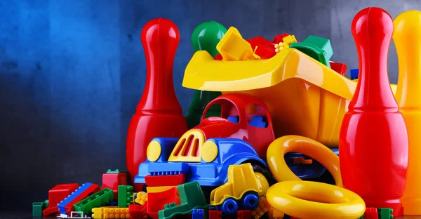 Összetétel Színes Műanyag Gyermekjátékokkal — Stock Fotó