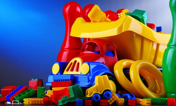 Komposition Mit Bunten Plastikspielzeugen Für Kinder — Stockfoto