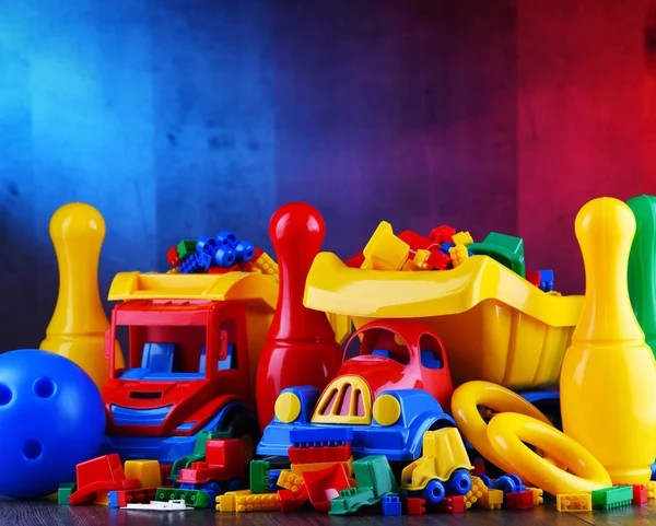 Komposition Mit Bunten Plastikspielzeugen Für Kinder — Stockfoto