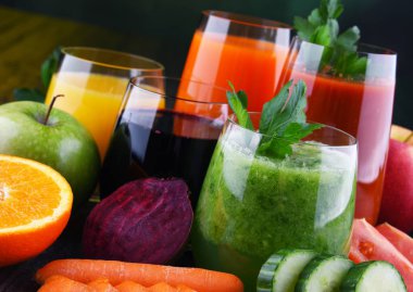 Taze organik sebze ve meyve sularıyla dolu bardaklar. Detoks diyeti