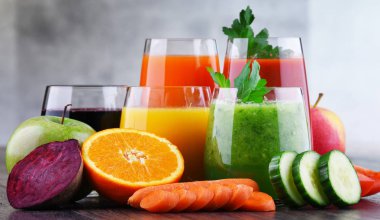 Taze organik sebze ve meyve sularıyla dolu bardaklar. Detoks diyeti