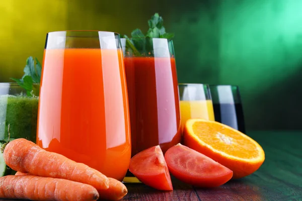 Glasögon Med Färska Ekologiska Grönsaker Och Fruktjuicer Avgiftningsdiet — Stockfoto