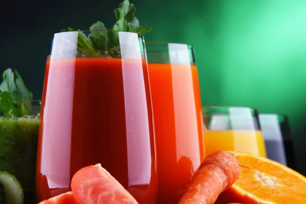 Glasögon Med Färska Ekologiska Grönsaker Och Fruktjuicer Avgiftningsdiet — Stockfoto