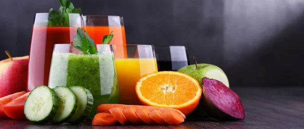 Glasögon Med Färska Ekologiska Grönsaker Och Fruktjuicer Avgiftningsdiet — Stockfoto