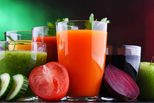 新鮮な有機野菜やフルーツジュースとメガネ デトックスダイエット — ストック写真