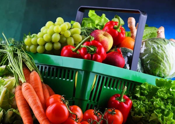 塑料购物篮中新鲜的有机水果和蔬菜 — 图库照片