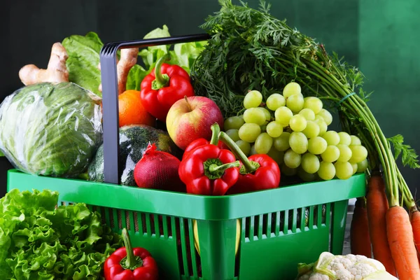 Friss Bio Gyümölcs Zöldség Műanyag Kosárban — Stock Fotó