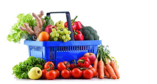 新鲜有机水果和蔬菜在塑料购物篮查出在白色 — 图库照片
