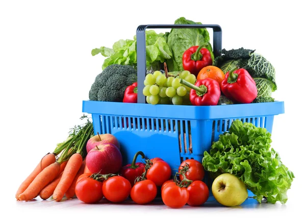 Fruits Légumes Biologiques Frais Dans Panier Plastique Isolé Sur Blanc — Photo