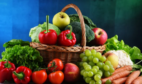 Φρέσκα Βιολογικά Φρούτα Και Λαχανικά Ψάθινο Καλάθι — Φωτογραφία Αρχείου