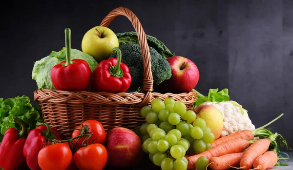 Verse Biologische Groenten Fruit Rieten Mandje — Stockfoto