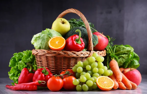 Čerstvé Organické Ovoce Zelenina Proutěném Košíku — Stock fotografie