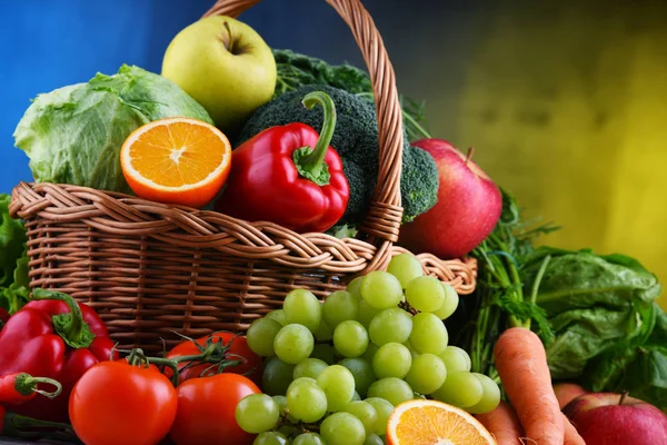 Fresh Organic Fruits Vegetables Wicker Basket — Stock Photo, Image