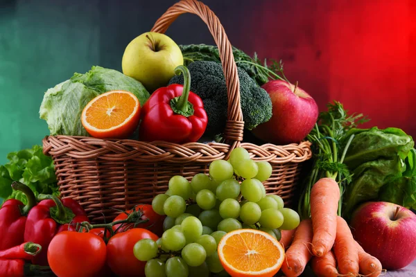 柳条篮中新鲜的有机水果和蔬菜 — 图库照片
