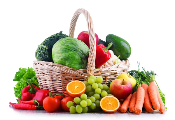 Frutas Verduras Orgánicas Frescas Canasta Mimbre Aislada Blanco —  Fotos de Stock