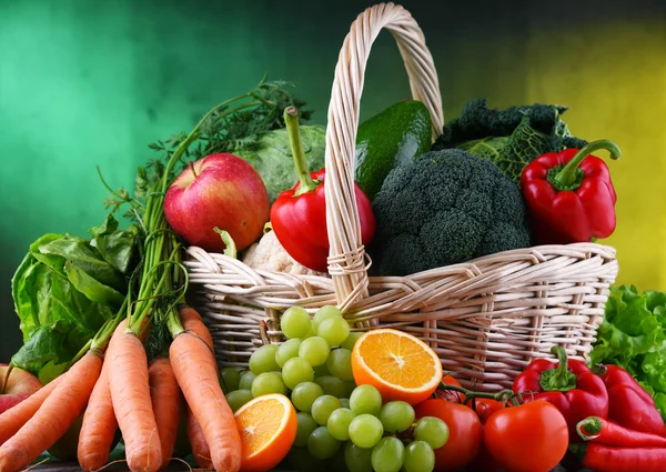 Frutas Verduras Orgánicas Frescas Canasta Mimbre — Foto de Stock