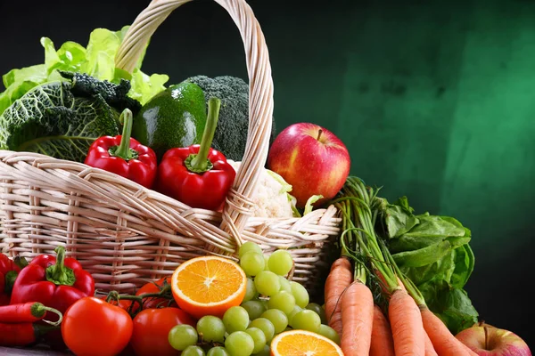 Frutas Verduras Orgánicas Frescas Canasta Mimbre —  Fotos de Stock