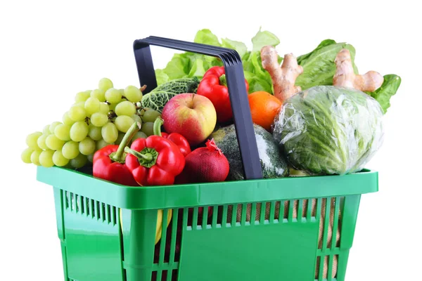 新鲜有机水果和蔬菜在塑料购物篮查出在白色 — 图库照片