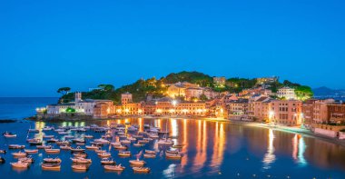 Sestri Levante, Liguria, İtalya güneş battıktan sonra sessizce Bay görünümünü