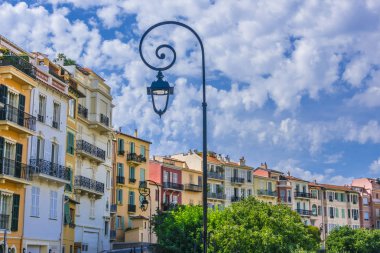 Fransız Rivierası'nda Monako eski şehir mimarisi.