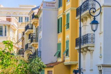 Fransız Rivierası'nda Monako eski şehir mimarisi.