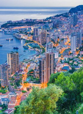 Güneş battıktan sonra Fransız Rivierası'nda Monako şehir görünümü.