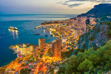 Güneş battıktan sonra Fransız Rivierası'nda Monako şehir görünümü.