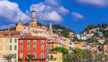 Menton üzerinde eski şehir mimarisi Fransız Rivierası.