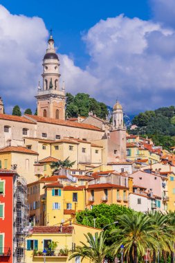 Menton üzerinde eski şehir mimarisi Fransız Rivierası.