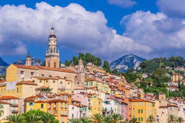 Menton üzerinde eski şehir mimarisi Fransız Rivierası.