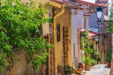 Menton üzerinde eski şehir mimarisi Fransız Rivierası.