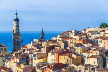 Menton üzerinde eski şehir mimarisi Fransız Rivierası.