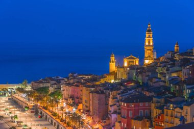 Menton Fransız Rivierası'nda eski kasaba mimari gece