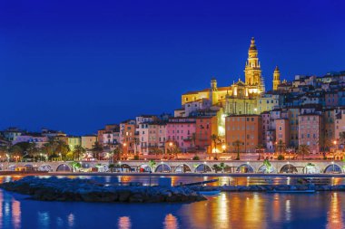 Menton Fransız Rivierası'nda eski kasaba mimari gece