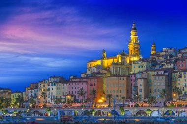 Menton Fransız Rivierası'nda eski kasaba mimari gece