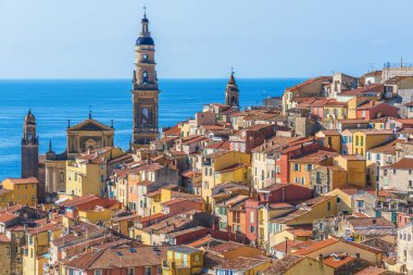 Menton üzerinde eski şehir mimarisi Fransız Rivierası.