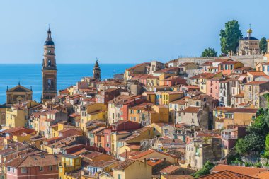 Menton üzerinde eski şehir mimarisi Fransız Rivierası.