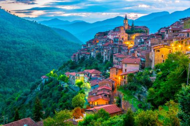 Apricale Imperia Eyaleti, Liguria, İtalya için görünümünü.
