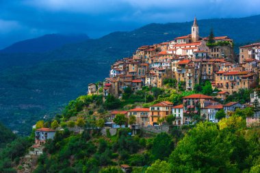 Apricale Imperia Eyaleti, Liguria, İtalya için görünümünü.