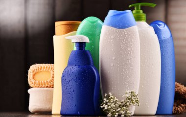 Plastik şişeler dolusu vücut bakımı ve güzellik ürünleri..